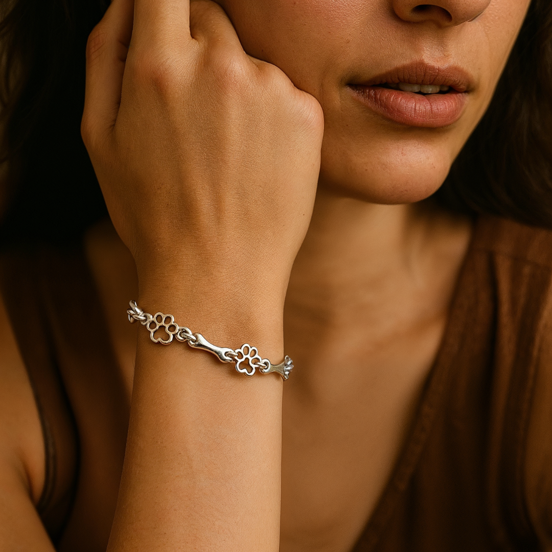 Bracciale con ciondoli a forma di zampa di cane e osso in argento