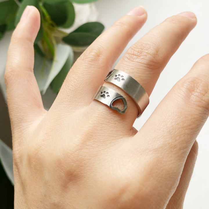 Anello regolabile con motivo a zampa e cuore intrecciati – Acciaio inossidabile