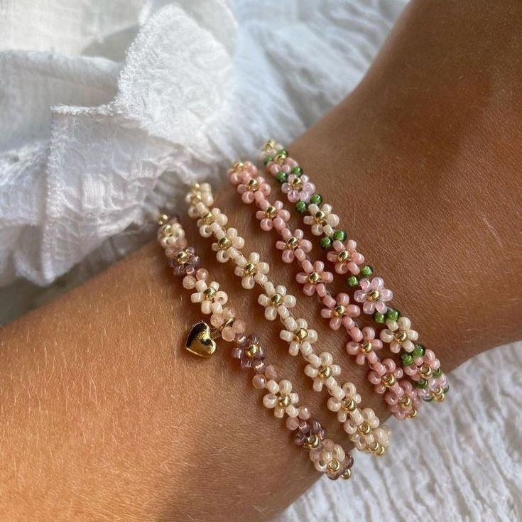 Vintage bracelet set with heart and golden daisies