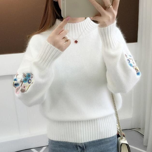 Thick cashmere knit sweater with floral embroidery