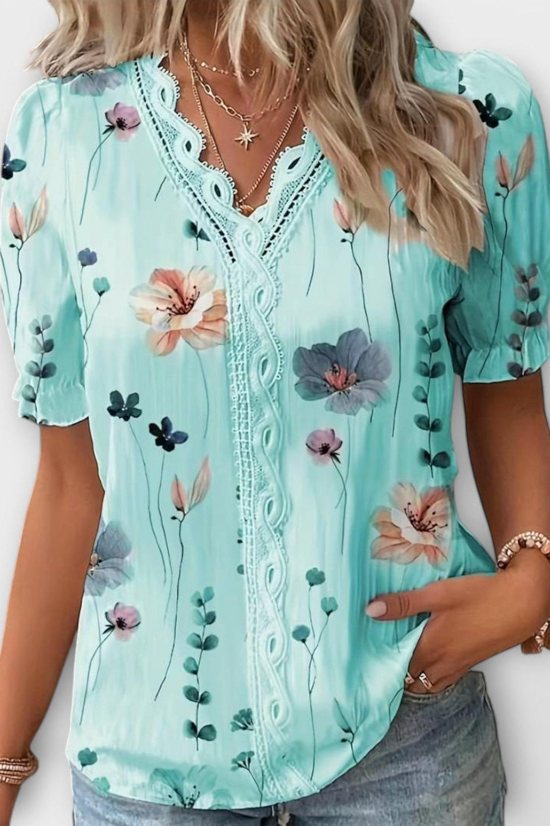 Bruna - Stylish top with a V-neck in the shape of a heart