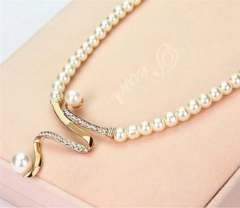Set necklace and earrings with natural pearls