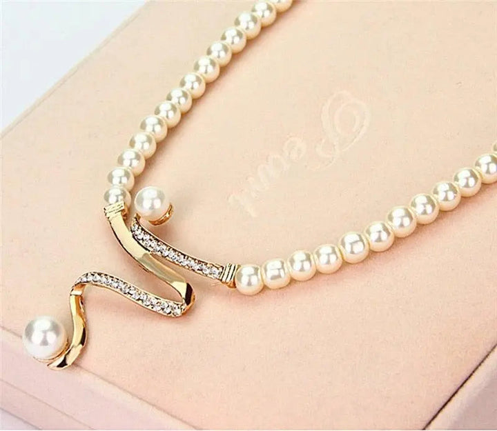 Set necklace and earrings with natural pearls