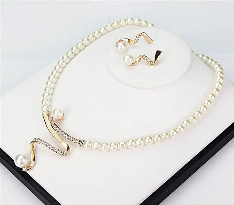 Set necklace and earrings with natural pearls
