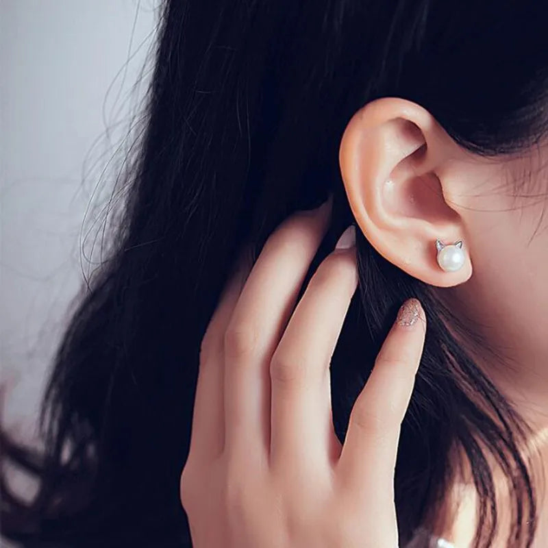 Silver button earrings with a cat-shaped pearl