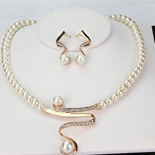 Set necklace and earrings with natural pearls