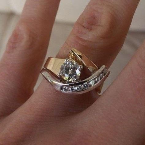 Uneven vintage ring with diamonds