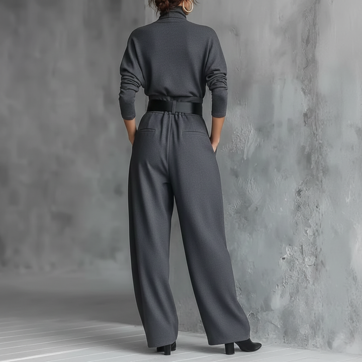 Lillia – set with a turtleneck and straight pants