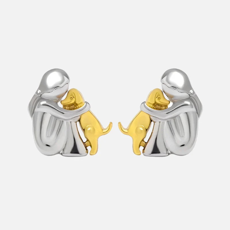 Hug earrings in silver and gold
