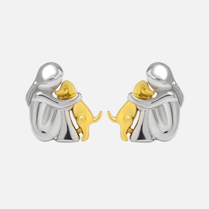 Hug earrings in silver and gold