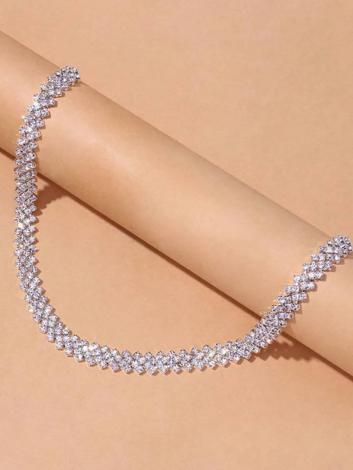 Elegant necklace with crystals