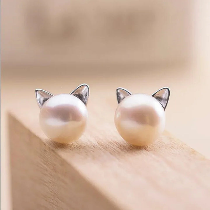 Silver button earrings with a cat-shaped pearl