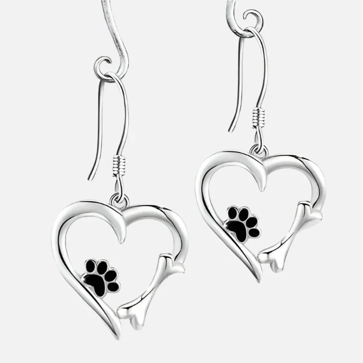 Orecchini pendenti in argento con disegno a forma di cuore e zampa