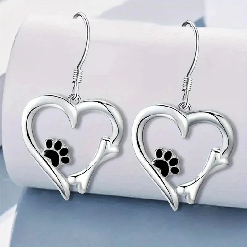 Orecchini pendenti in argento con disegno a forma di cuore e zampa