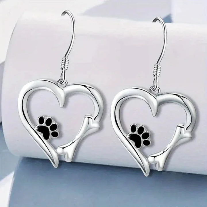 Orecchini pendenti in argento con disegno a forma di cuore e zampa