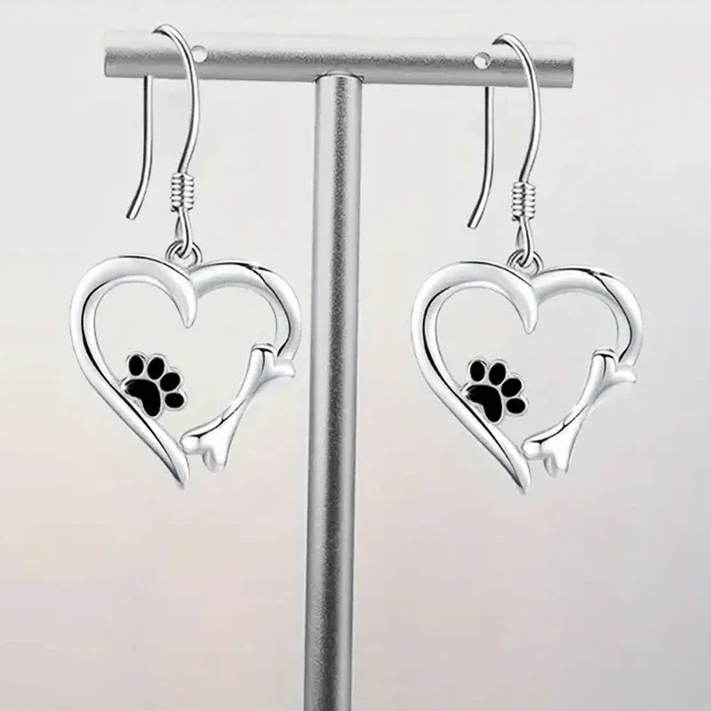 Orecchini pendenti in argento con disegno a forma di cuore e zampa
