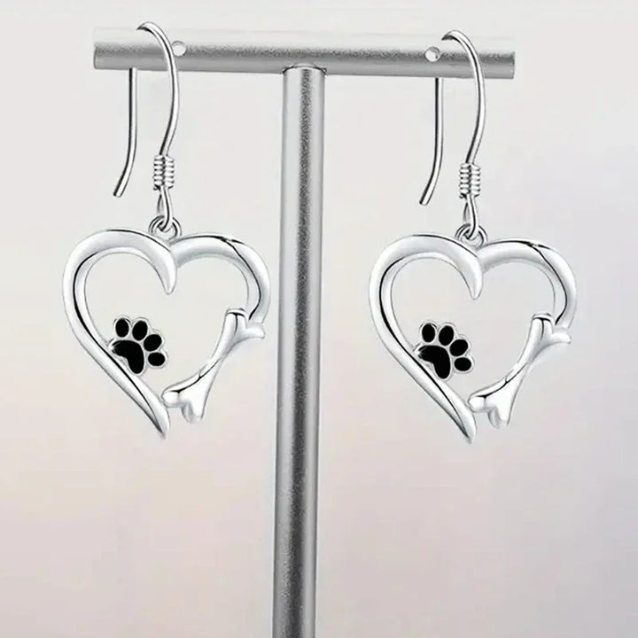 Orecchini pendenti in argento con disegno a forma di cuore e zampa