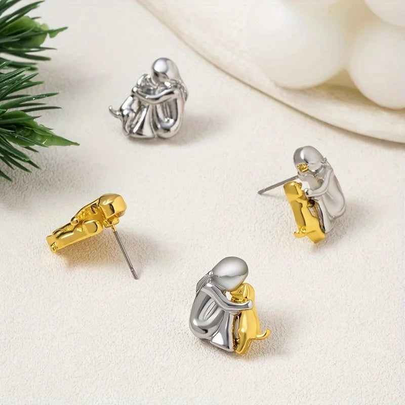 Hug earrings in silver and gold