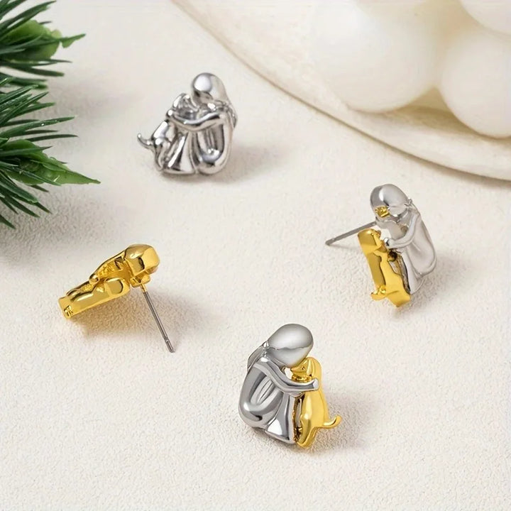 Hug earrings in silver and gold