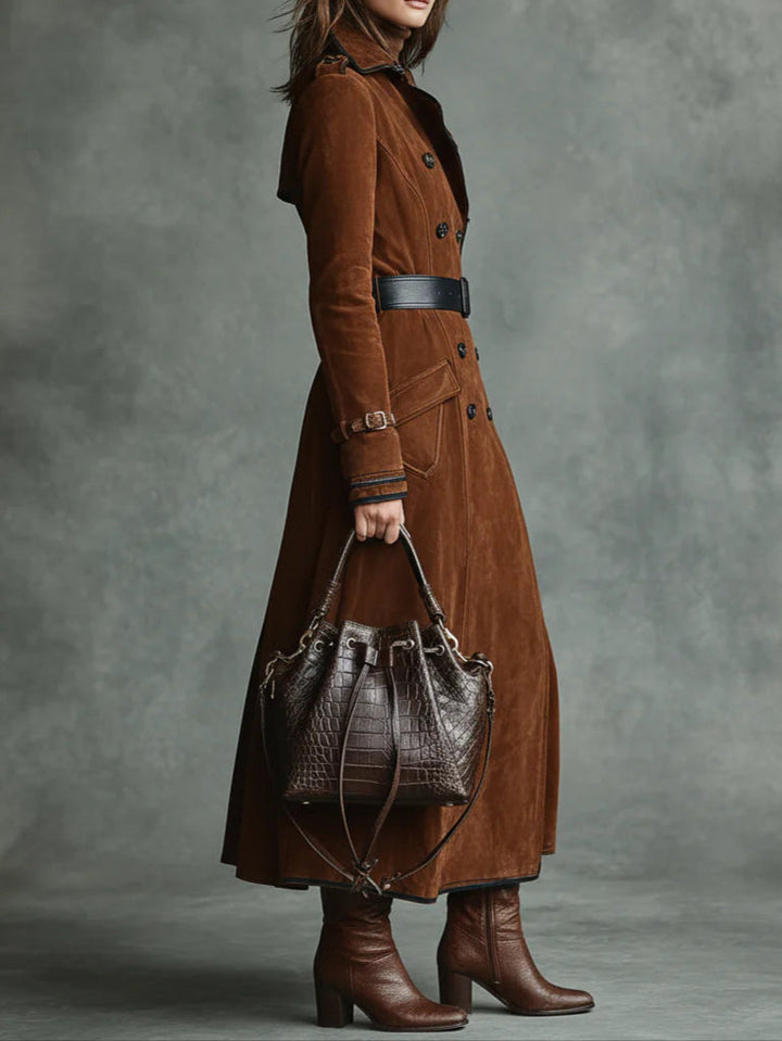 Cappotto lungo in suede con dettagli neri e design doppiopetto