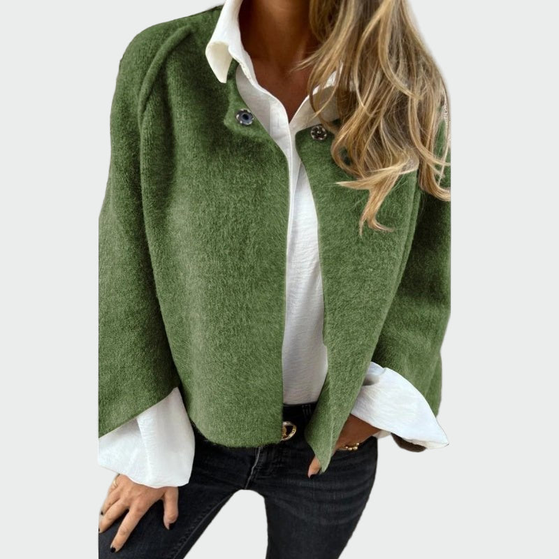 Kap s elegantními otevřenými rukávy