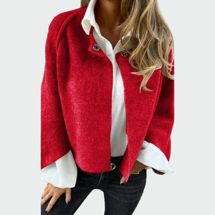 Kap s elegantními otevřenými rukávy