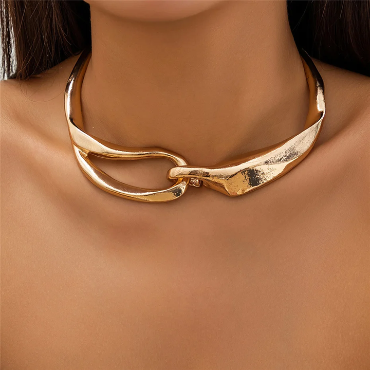 Naszyjnik typu choker z grubym łańcuszkiem o fakturze w kolorze złotym